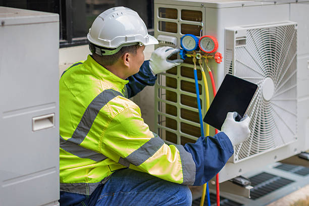 Professional Hvac technician working in Bloomingdale, FL